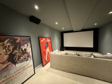 salle de cinema avec écran screen excellence discovery de 3m50 de diagonale dans le lubéron